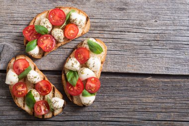 Mozzarella peyniri, domates ve fesleğen ile ızgara sandviç .