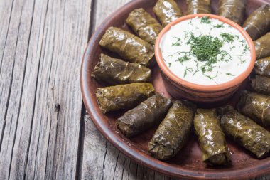 Dolma üzüm Vines pirinç, et ve baharatlar ile gelen
