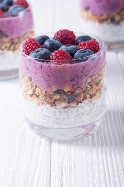 Chia yoğurt granola ve çilek (yaban mersini, raspberr