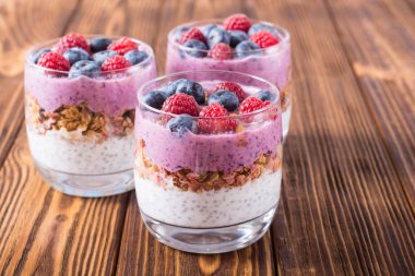 Chia yoğurt granola ve çilek (yaban mersini, raspberr