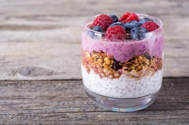 Chia yoğurt granola ve çilek (yaban mersini, raspberr