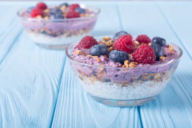 Chia yoğurt granola ve çilek (böğürtlen, ahududu )