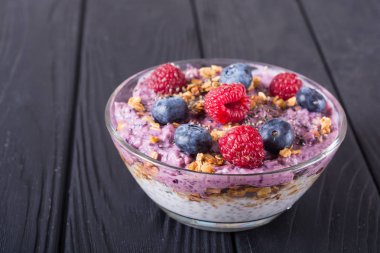 Chia yoğurt granola ve çilek (böğürtlen, ahududu )
