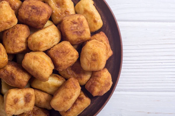 Ev yapımı kızarmış patates gnocchi. Ahşap arka plan üzerinde Italyan Mutfagi