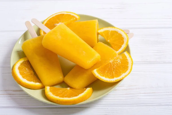 自家製オレンジのアイス キャンデー 夏の冷凍ジュース背景 — ストック写真