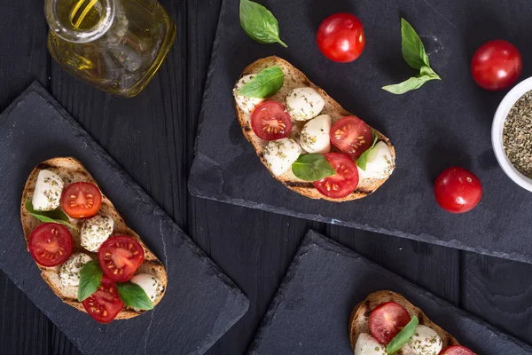 Mozzarella peyniri, domates ve fesleğen ile ızgara sandviç .