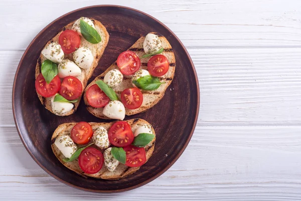 Mozzarella peyniri, domates ve fesleğen ile ızgara sandviç .