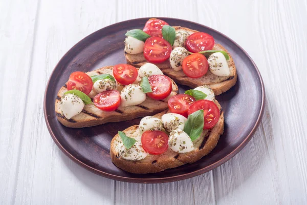 Mozzarella peyniri, domates ve fesleğen ile ızgara sandviç .