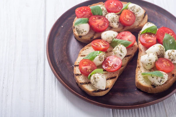 Mozzarella peyniri, domates ve fesleğen ile ızgara sandviç .