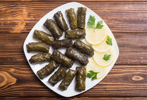 Dolma üzüm Vines pirinç, et ve baharatlar ile gelen