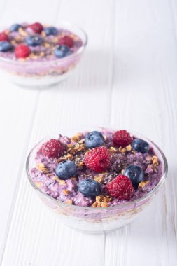 Chia yoğurt granola ve çilek (böğürtlen, ahududu )