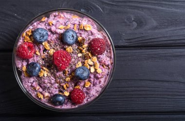 Chia yoğurt granola ve çilek (böğürtlen, ahududu )