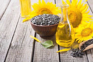 Madde yağı, çekirdeği ve ayçiçeği ahşap arka plan üzerinde