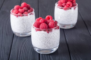 Chia puding cam ahududu ile. Kahvaltı yoğurt