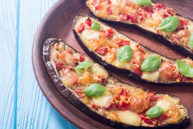 Sağlıklı gıda. Patlıcan domates, peynir ve fesleğen ile