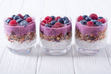 Chia yoğurt granola ve çilek (yaban mersini, raspberr