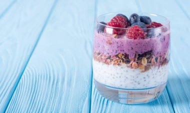 Chia yoğurt granola ve çilek (yaban mersini, raspberr