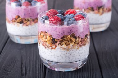 Chia yoğurt granola ve çilek (yaban mersini, raspberr