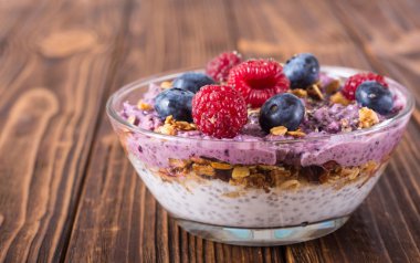 Chia yoğurt granola ve çilek (böğürtlen, ahududu )