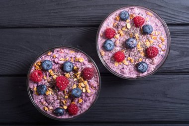 Chia yoğurt granola ve çilek (böğürtlen, ahududu )