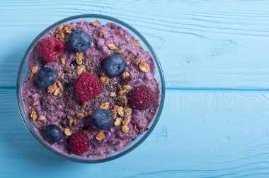 Chia yoğurt granola ve çilek (böğürtlen, ahududu )