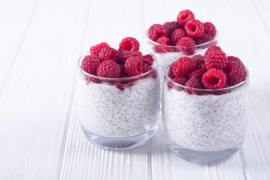 Chia puding cam ahududu ile. Kahvaltı yoğurt