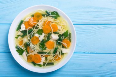 Ev yapımı tavuk çorbası erişte, havuç ve yeşil fasulye