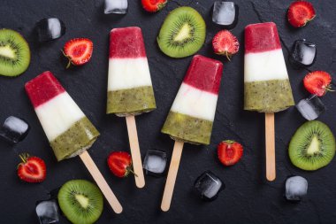 Çilek, yoğurt ve kivi ile renkli buzlu şeker. Yaz tatlı