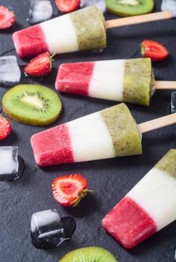 Çilek, yoğurt ve kivi ile renkli buzlu şeker. Yaz tatlı