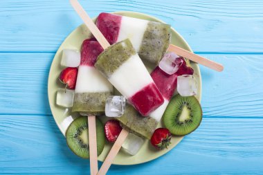 Çilek, yoğurt ve kivi ile renkli buzlu şeker. Yaz tatlı