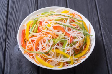 Dan Pirinç Noodle sebzeli salata. Asya gıda