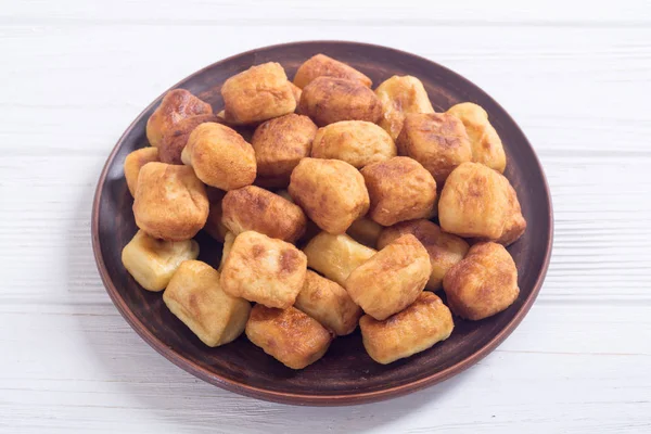 Ev yapımı kızarmış patates gnocchi. Ahşap arka plan üzerinde Italyan Mutfagi