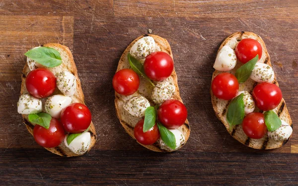 Mozzarella peyniri, domates ve fesleğen ile ızgara sandviç .