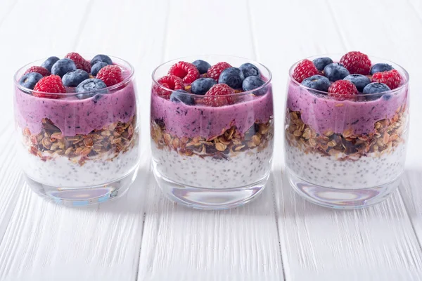 Chia yoğurt granola ve çilek (yaban mersini, raspberr