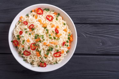 Şehriye kase chili biber, soğan ve havuç