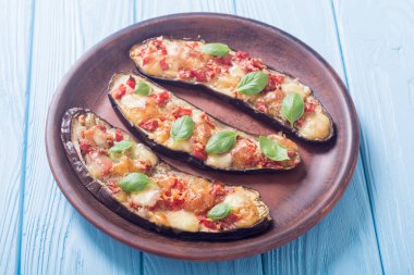 Sağlıklı gıda. Patlıcan domates, peynir ve fesleğen ile