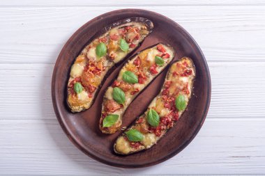 Sağlıklı gıda. Patlıcan domates, peynir ve fesleğen ile