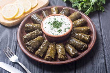 Dolma üzüm Vines pirinç, et ve baharatlar ile gelen