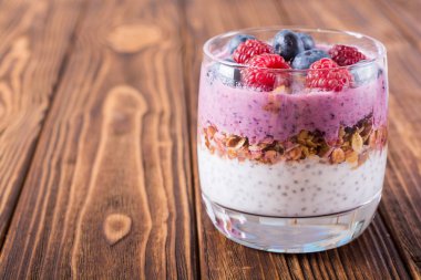 Chia yoğurt granola ve çilek (yaban mersini, raspberr