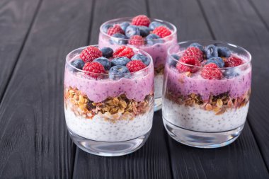 Chia yoğurt granola ve çilek (yaban mersini, raspberr