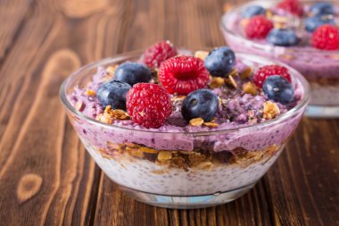 Chia yoğurt granola ve çilek (böğürtlen, ahududu )