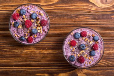 Chia yoğurt granola ve çilek (böğürtlen, ahududu )