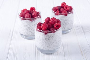 Chia puding cam ahududu ile. Kahvaltı yoğurt