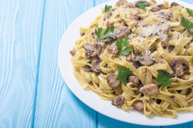 Makarna tagliatelle mantarlı tavuk eti ve mantar. Italyan Mutfagi