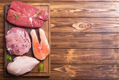 Biftek et karışımı: somon, sığır, domuz ve tavuk