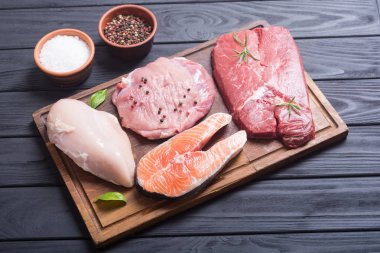 Biftek et karışımı: somon, sığır, domuz ve tavuk