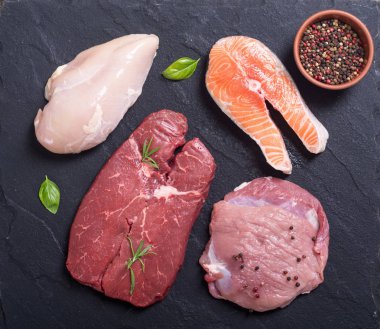 Biftek et karışımı: somon, sığır, domuz ve tavuk