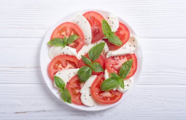 mozzarella, domates ve fesleğenli caprese salatası 