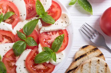 mozzarella, domates ve fesleğenli caprese salatası 