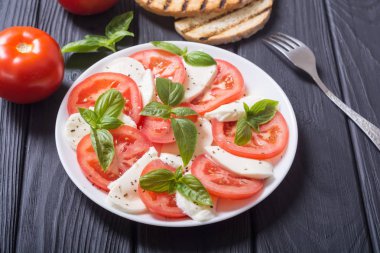 mozzarella, domates ve fesleğenli caprese salatası 